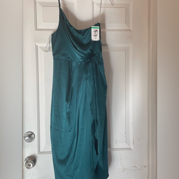 Emerald green dress. - Picture 1 of 4